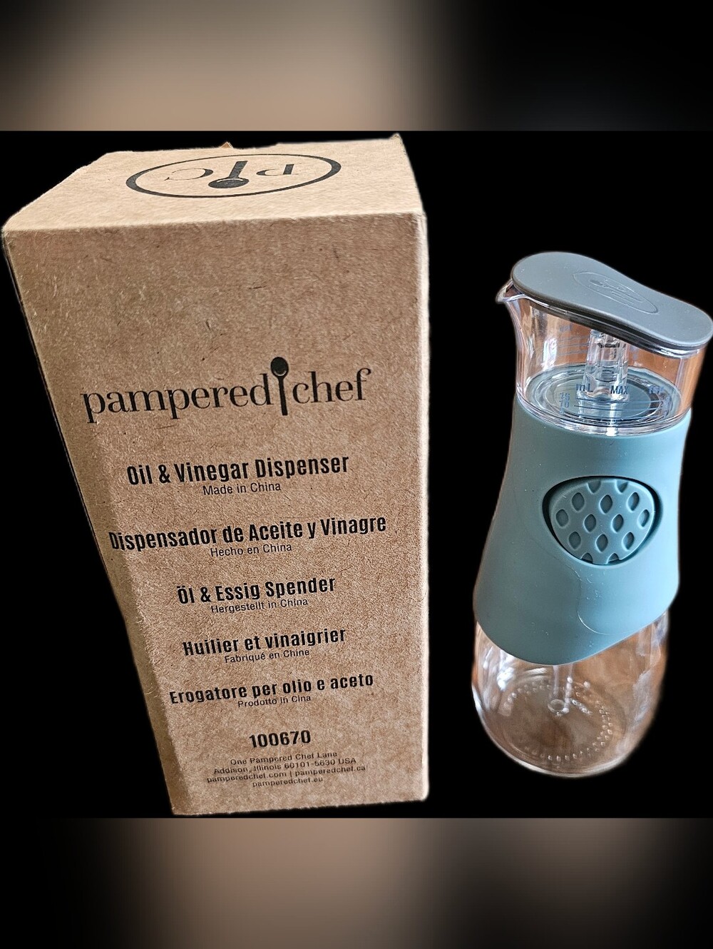 Pampered Chef Oil & Vinegar Dispenser with Blue Top